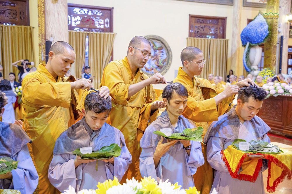 Quý Thầy cạo mái tóc phiền não để các giới tử được lãnh thọ tướng người xuất thế