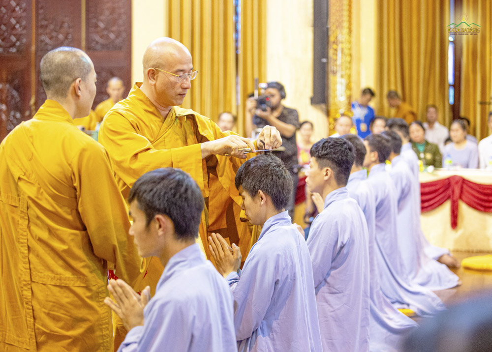 Sư Phụ chấp đao thế phát, cắt bỏ mái tóc xanh gửi lại đời cho đệ tử xuất gia
