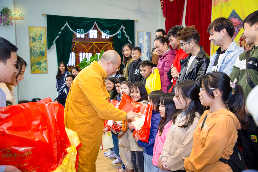 Sư Phụ trao quà cho các thành viên trong đoàn nhân chuyến tham quan chùa Ba Vàng