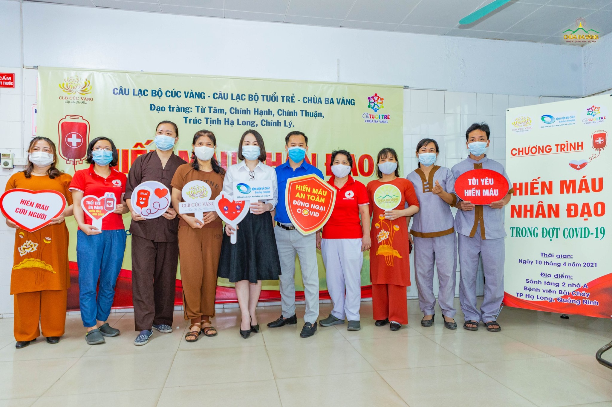 Phật tử chùa Ba Vàng chụp ảnh cùng lãnh đạo Bệnh viện Bãi Cháy và thành viên trong Câu lạc bộ Máu Sống tỉnh Quảng Ninh