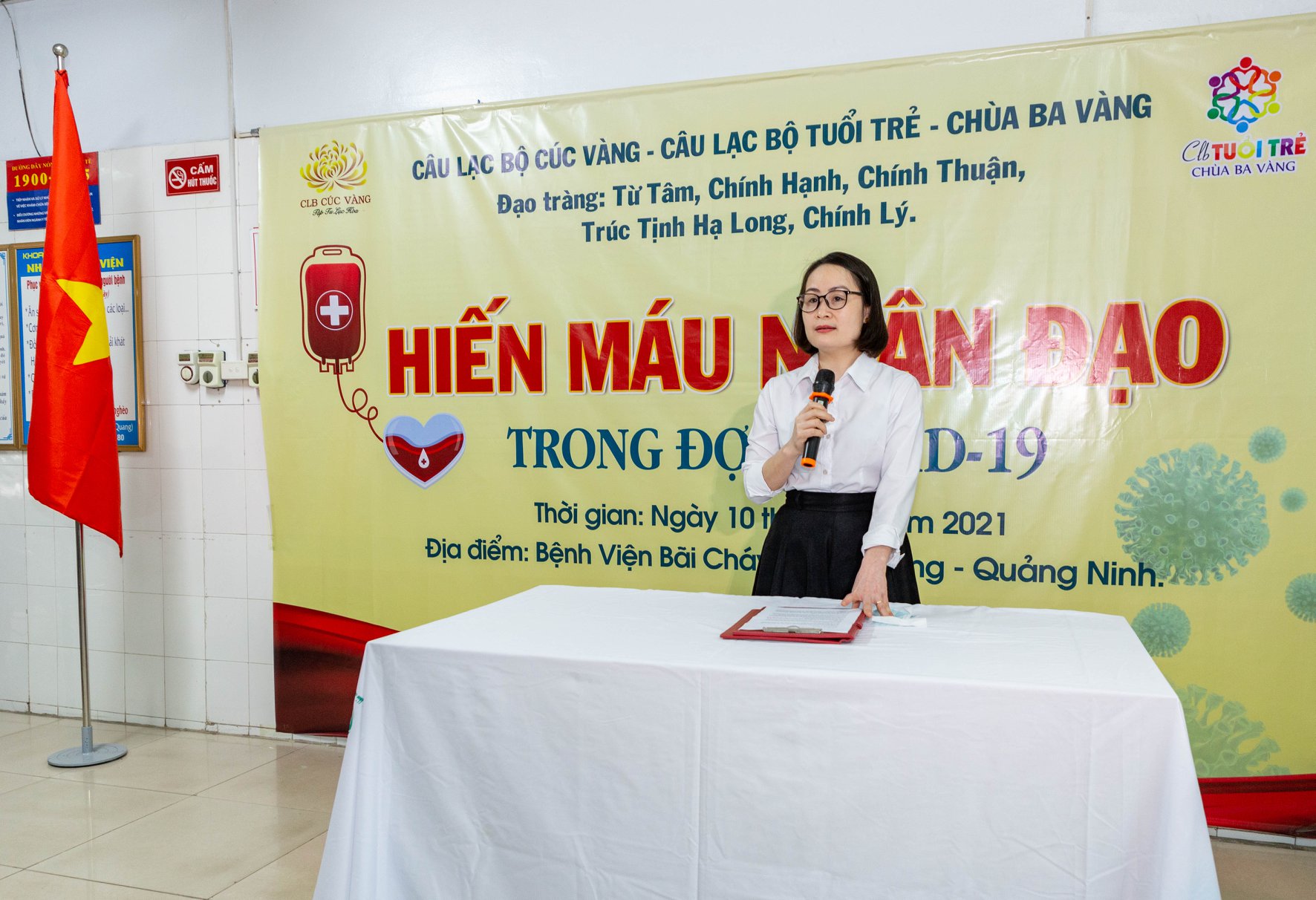 Bà Đinh Thị Lan Anh - Phó Giám đốc Bệnh viện Bãi Cháy đã phát biểu và gửi lời cảm ơn tới tấm lòng hảo tâm của các Phật tử chùa Ba Vàng