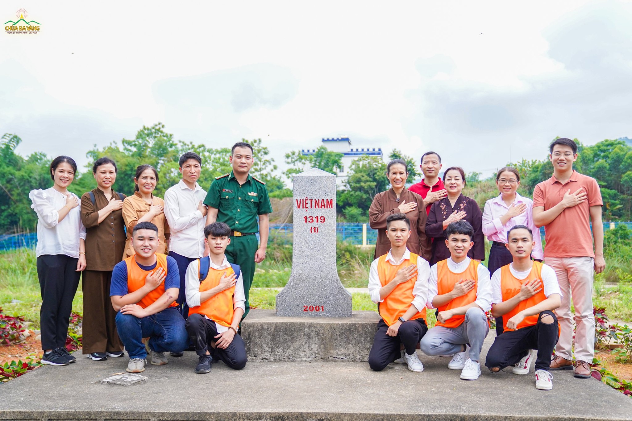 Phật tử chùa Ba Vàng chụp ảnh lưu niệm tại cột mốc 1319 - xã Hoành Mô, Bình Liêu, Quảng Ninh