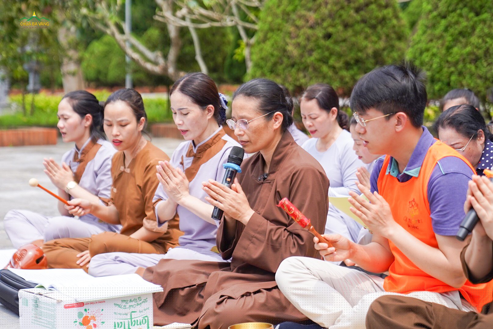 Phật tử chùa Ba Vàng tụng một bài kinh và hồi hướng công đức để tri ân tới anh linh các Anh hùng liệt sĩ