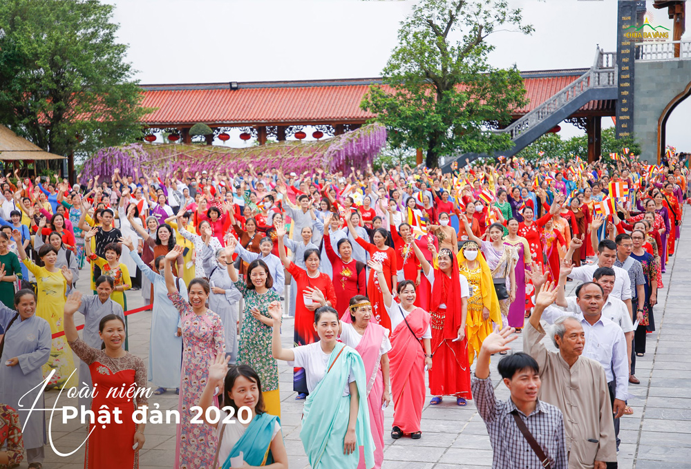 Tham gia buổi lễ dâng nước cúng dường tắm Phật, các Phật tử đã diện những trang phục truyền thống nhiều màu sắc để kính mừng ngày Đức Thế Tôn đản sinh  