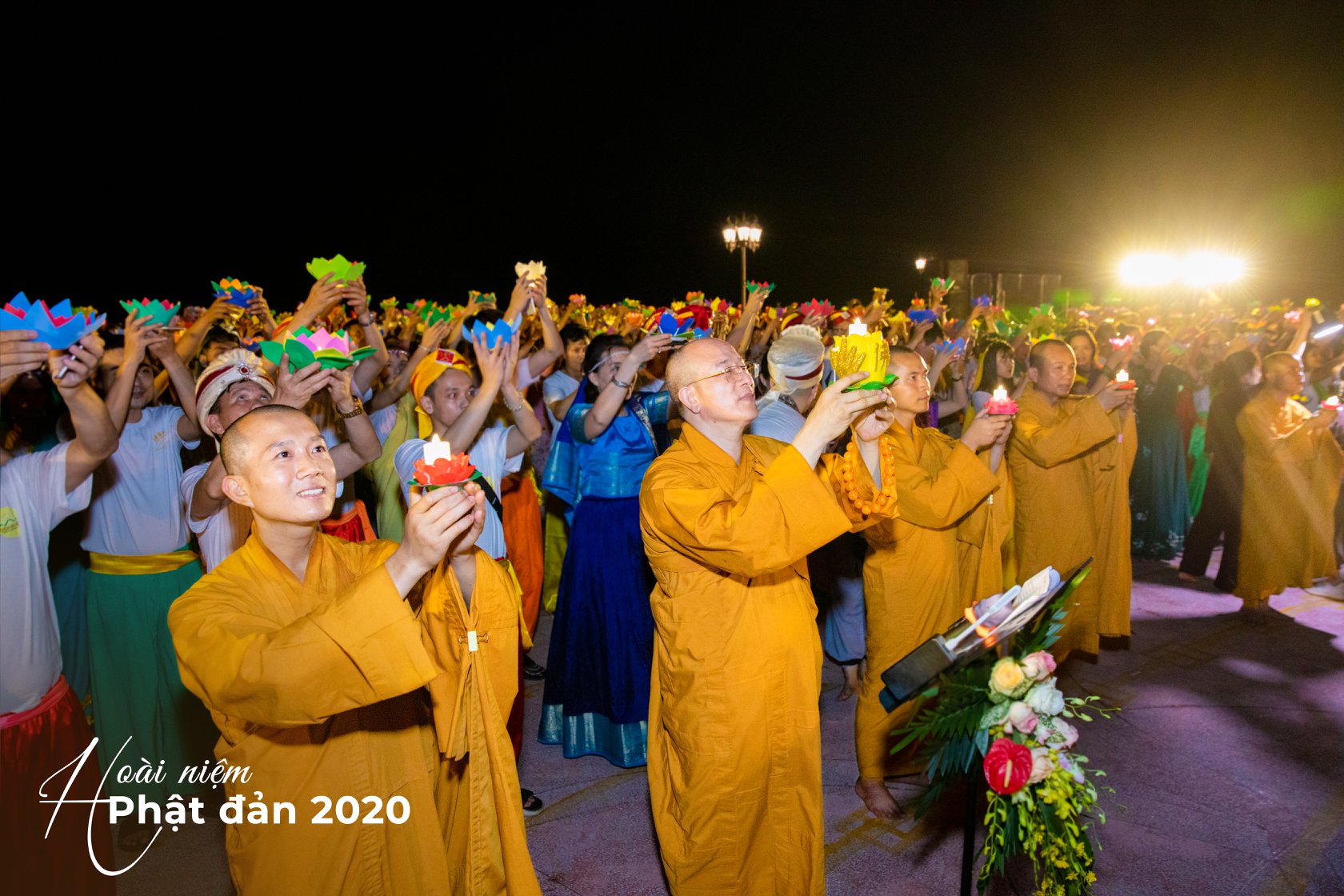  Hình ảnh Sư Phụ và chư Tăng dâng hoa đăng cung kính cúng dường ngày Đức Phật đản sinh  