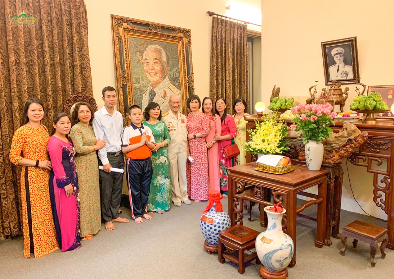 Phật tử chùa Ba Vàng cùng Đại tá Nguyễn Hữu Tài viếng thăm nhà riêng và tưởng niệm Đại tướng Võ Nguyên Giáp
