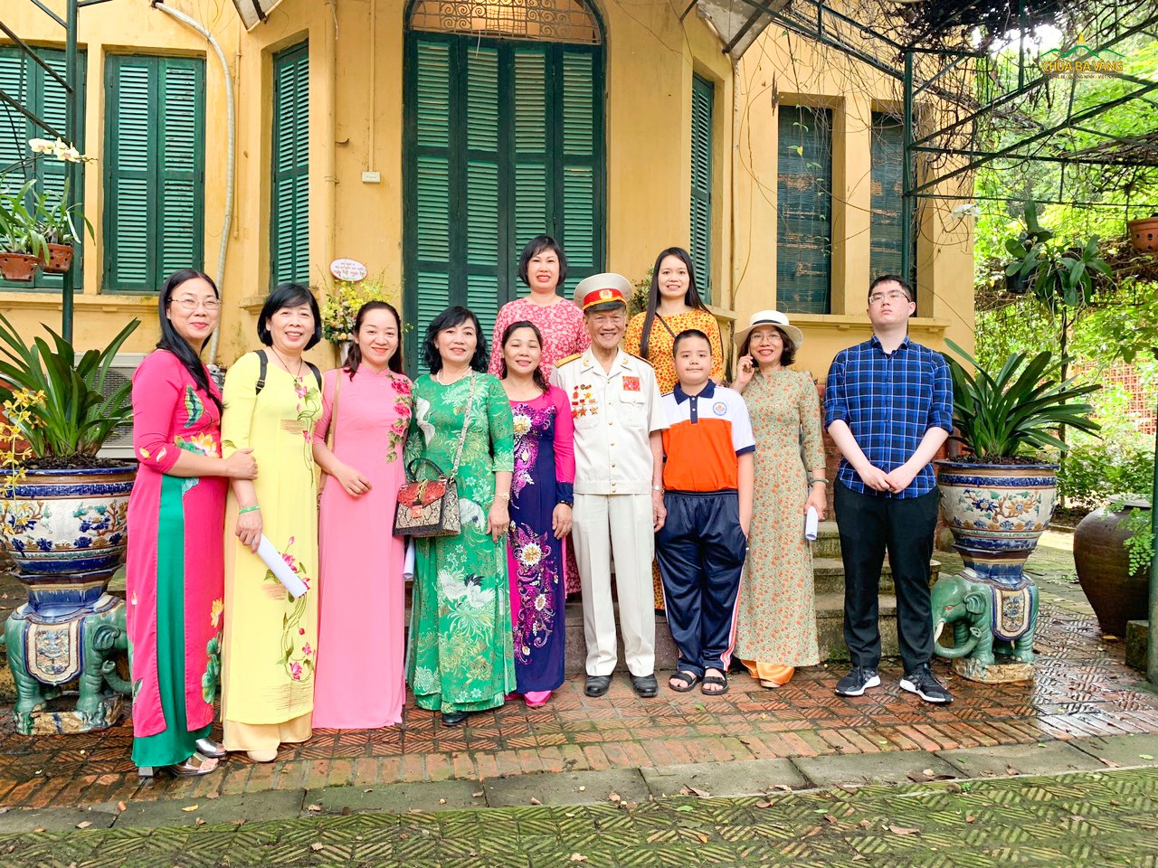 Phật tử chùa Ba Vàng và Đại tá Nguyễn Hữu Tài chụp ảnh lưu niệm tại nhà Đại tướng Võ Nguyên Giáp
