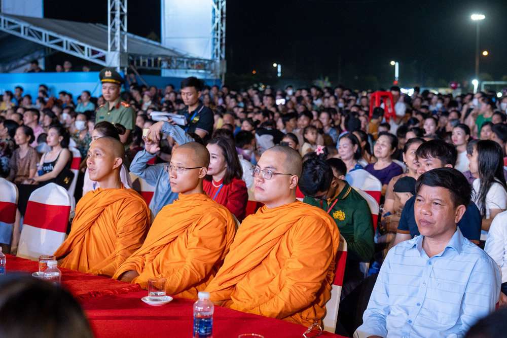 Chư Tăng chùa Ba Vàng đảm trách phận sự tại Ban Trị sự huyện Minh Hóa tham dự chương trình “Vui trẩy hội” tối ngày 12/3/Giáp Thìn.