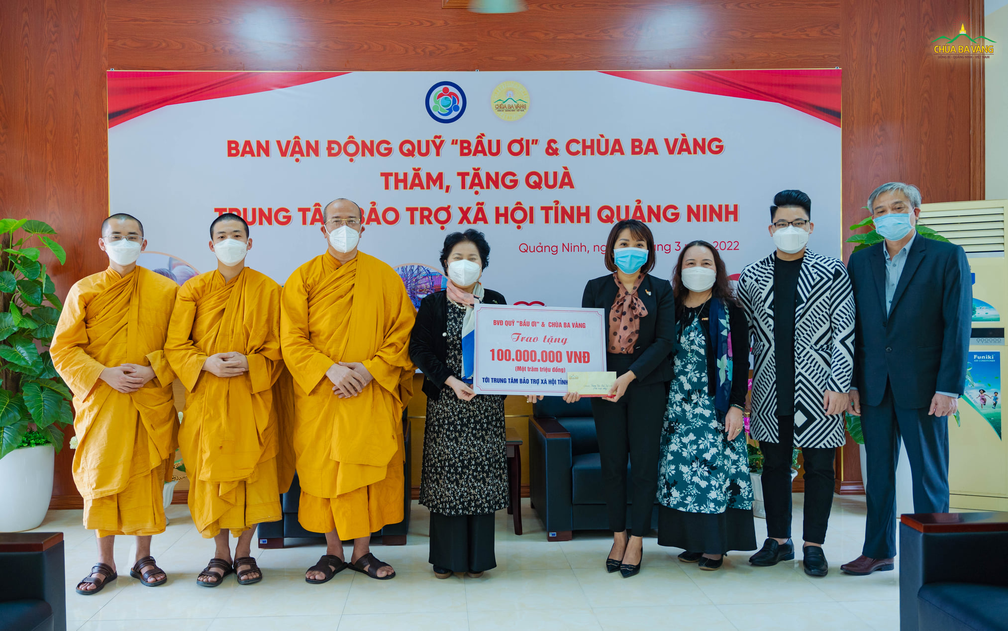 Đoàn chụp ảnh lưu niệm trao quà cho đại diện Trung tâm bảo trợ xã hội tỉnh Quảng Ninh