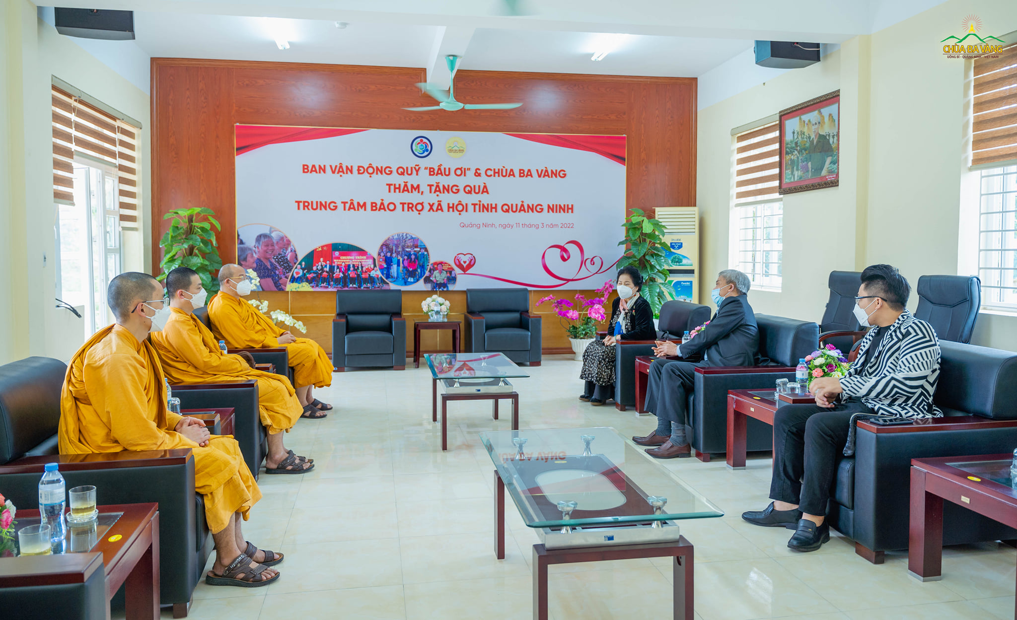 Buổi trò chuyện giữa chư Tăng chùa Ba Vàng, bà Trương Tuyết Nhung cùng đại diện phía Trung tâm bảo trợ xã hội tỉnh Quảng Ninh