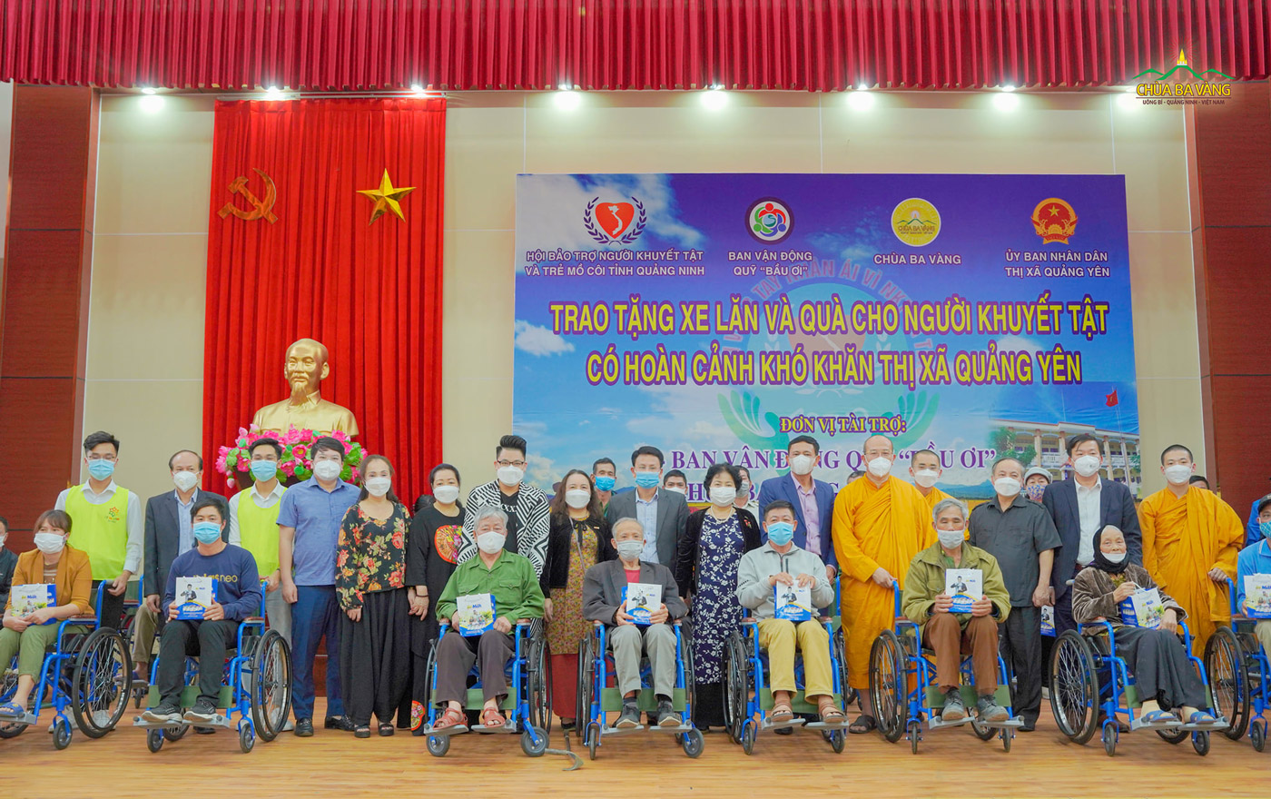 Trong buổi chiều cùng ngày, tại thị xã Quảng Yên, phần quà trị giá hơn 160 triệu đồng được trao tới những người khuyết tật có hoàn cảnh khó khăn.