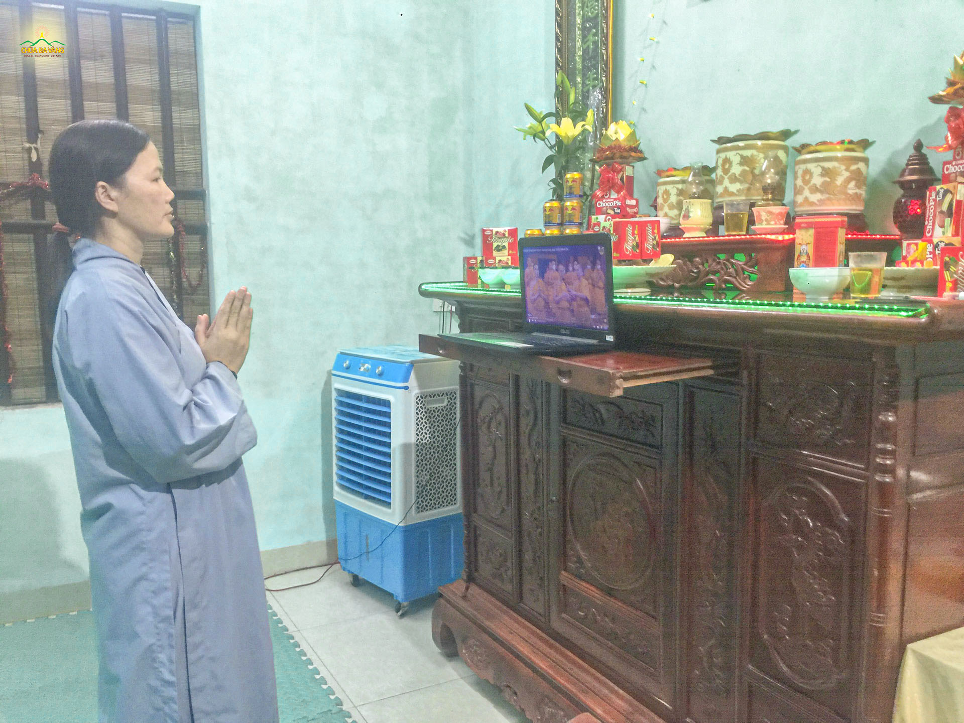 Phật tử Nguyễn Thị Sinh hướng tâm tham gia tu tập trong Pháp đàn Lễ Ngũ Bách Danh