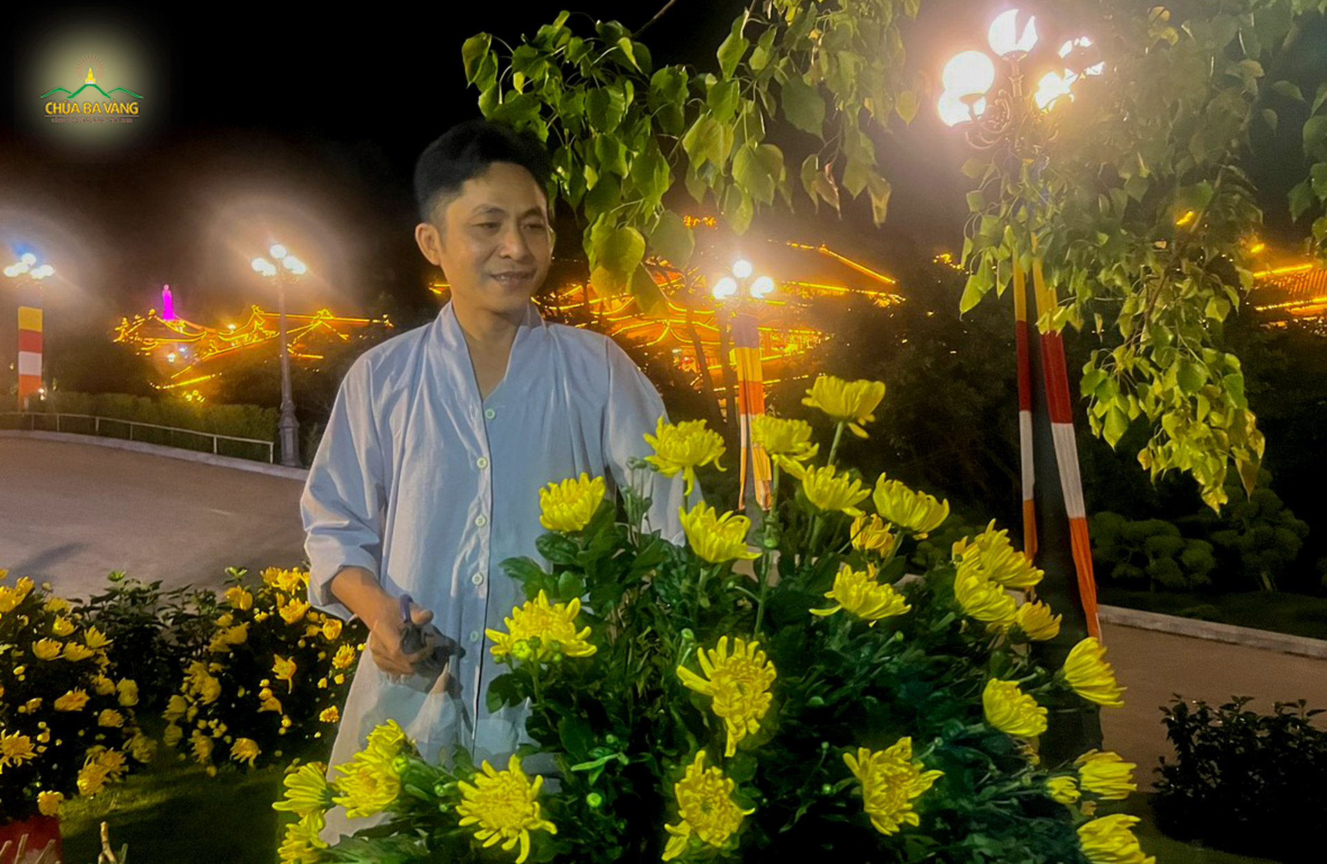 Những giỏ hoa hoa tươi thắm dần được Phật tử Duy Hạnh hoàn thiện