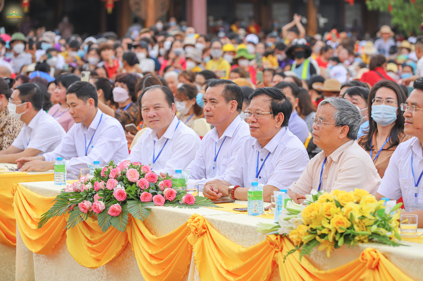 Các đại biểu hoan hỷ theo dõi chương trình Đại lễ Phật đản 2022 tại chùa Ba Vàng  
