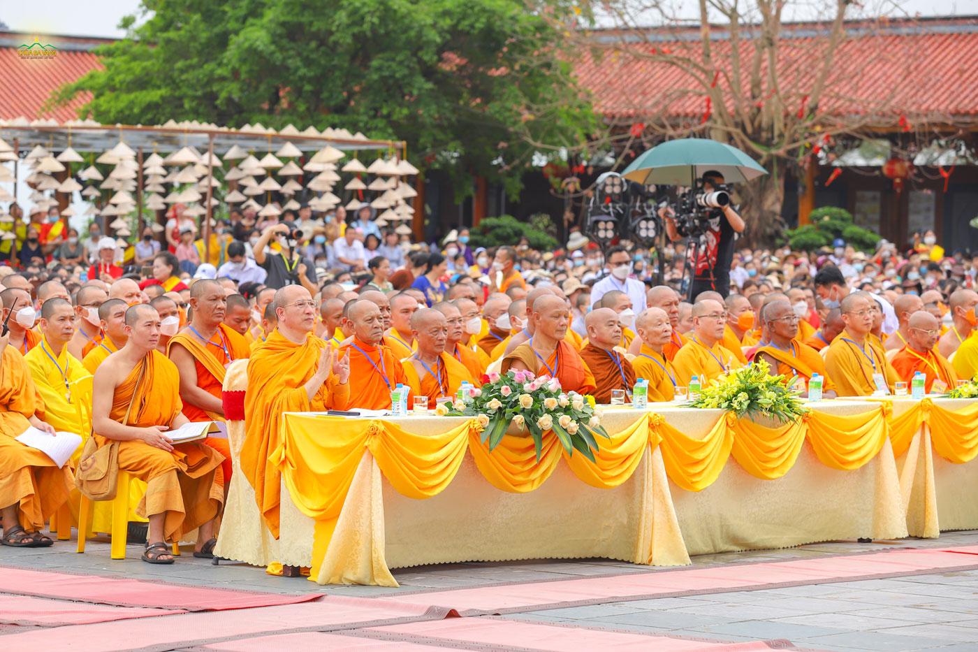Chư Tăng Ni quang lâm chứng dự trong chương trình Đại lễ Phật đản 2022 chùa Ba Vàng  
