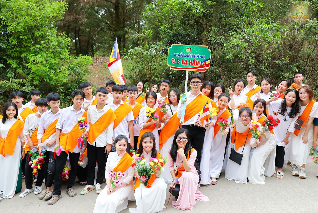 Khóa sinh khối 4 hân hoan trong lễ diễu hành mừng Đại lễ Phật đản chùa Ba vàng 2022.