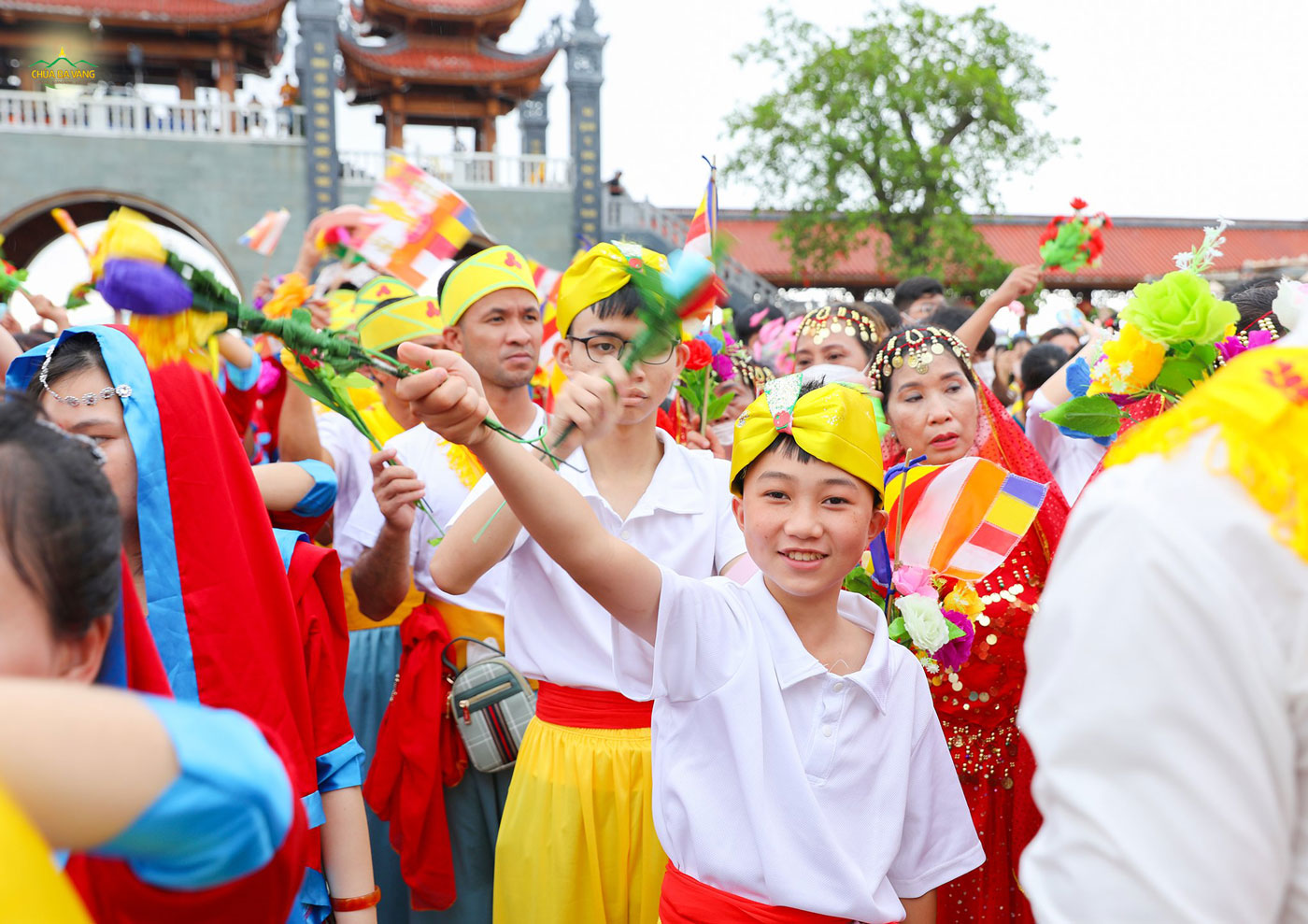Khóa sinh CLB La Hầu La hân hoan tham dự lễ diễu hành mừng Phật đản sinh.