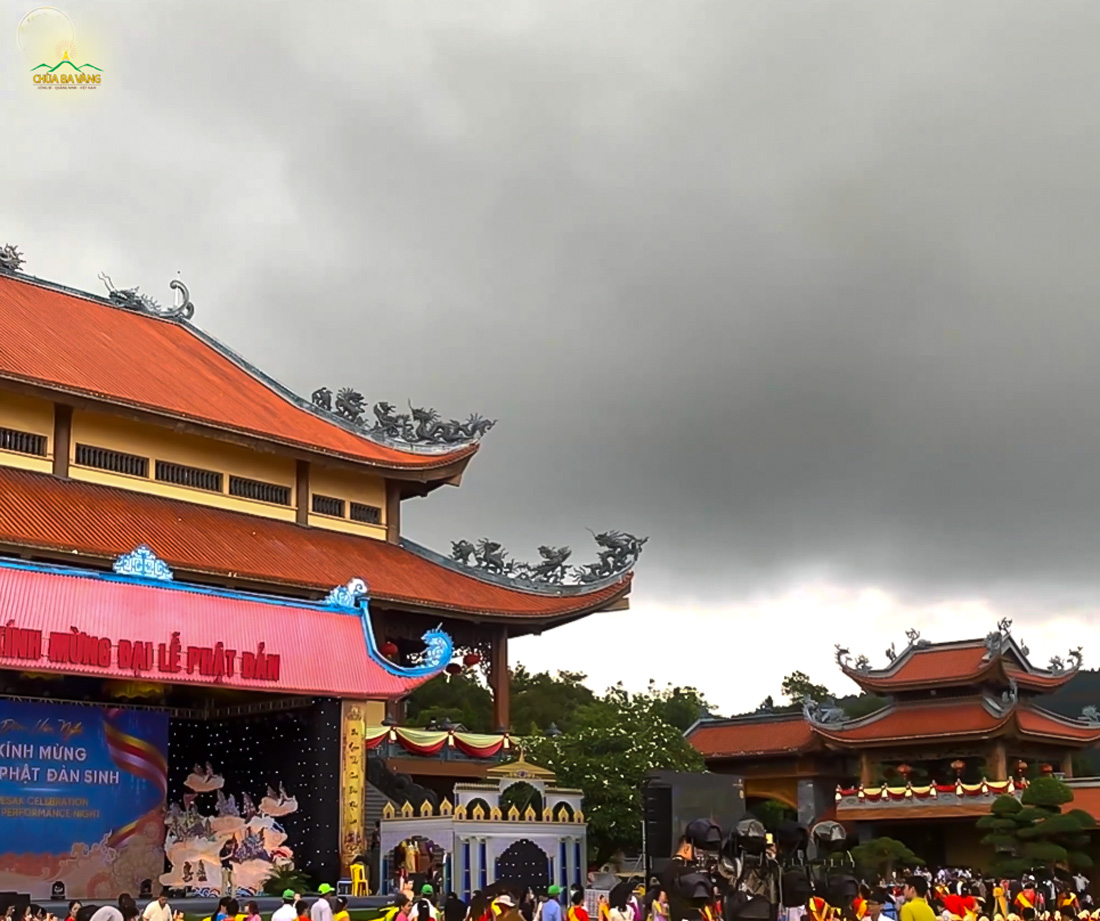 Bầu trời nhiều mây đen trước chương trình Khai mạc Đại lễ Phật đản (hình ảnh được ghi lại vào ngày 08/4/2022)