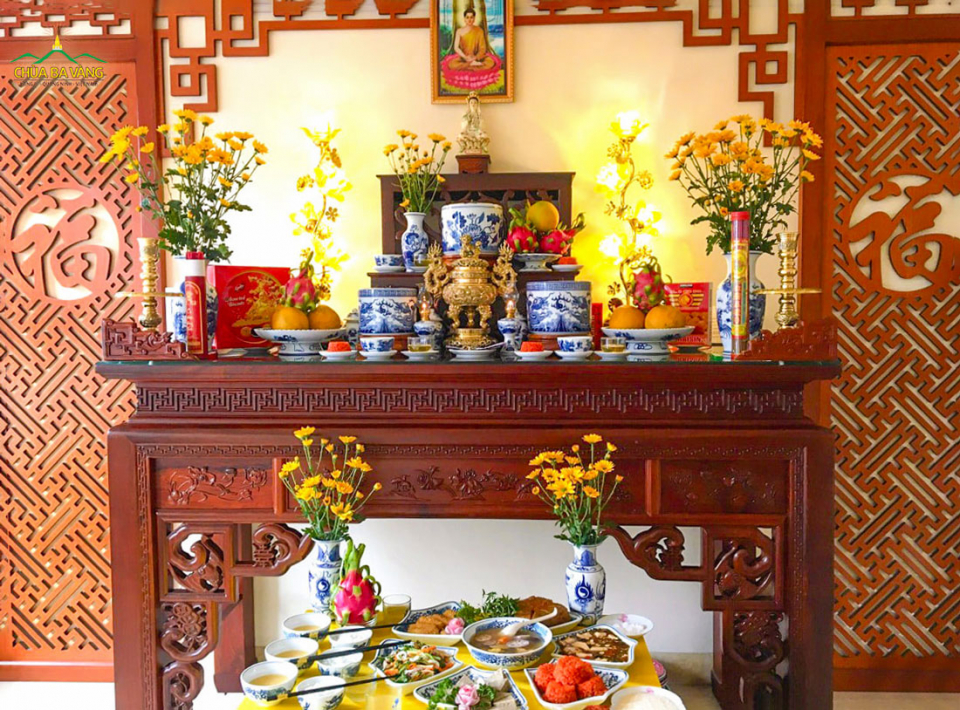 Gia chủ sắm lễ cúng Tết Đoan Ngọ cần chuẩn bị hương, hoa, trà, quả, thực (ảnh minh họa)