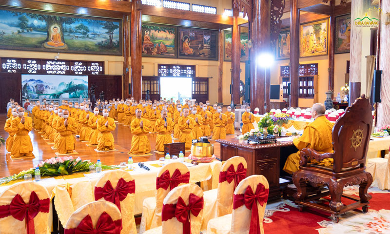 Chư tôn đức Tăng Ni cùng đại diện các Phật tử trong CLB Cúc Vàng – Tập Tu Lục Hòa dâng lời tri ân Sư Phụ (Ảnh năm 2021)
