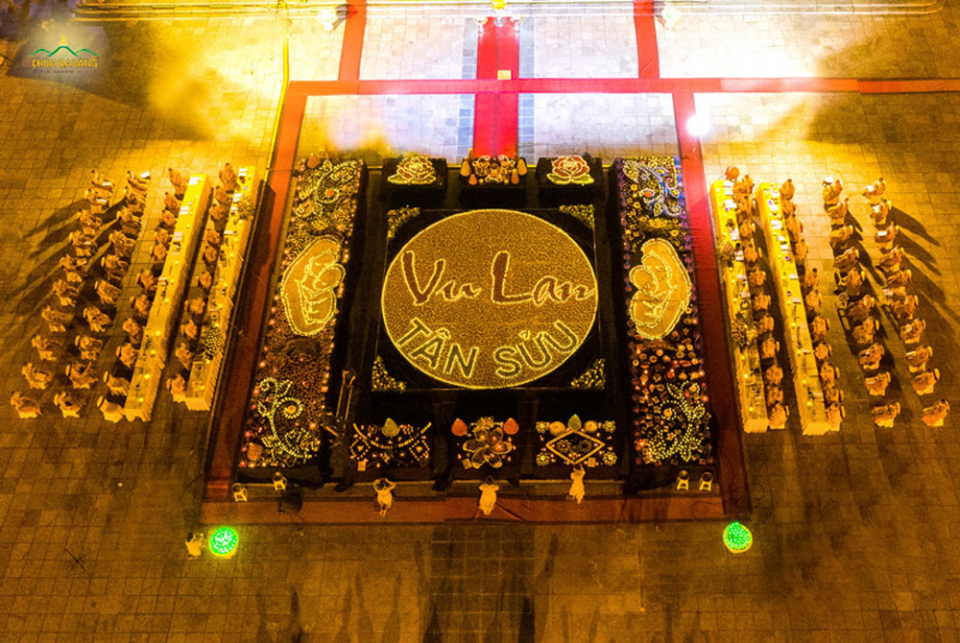 Trang nghiêm đàn lễ cúng thí cầu siêu phả độ gia tiên tại chùa Ba Vàng.  