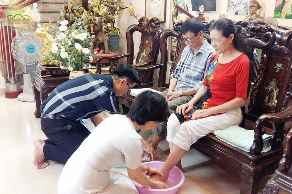 Phật tử thực hành hạnh hiếu rửa chân cho cha mẹ nhân mùa Vu Lan