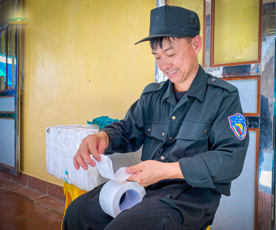 Chú Quang Huyền cần mẫn xếp từng tờ giấy để phục vụ cho khóa sinh sinh hoạt