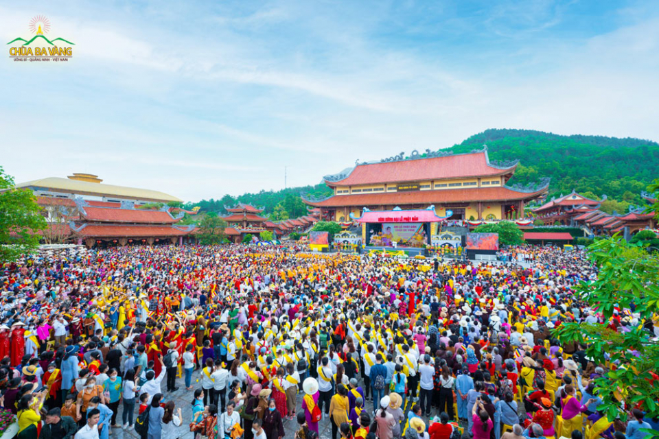 Đại lễ Phật Đản tại chùa Ba Vàng với sự tham gia của hơn 4 vạn người (ảnh năm 2022)