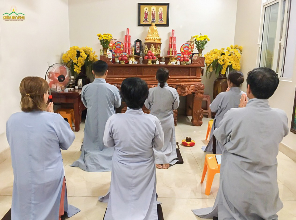Các Phật tử tham gia tu tập thiền nhân kỷ niệm ngày vía của Thánh Tăng Đại Ca Diếp” tại tư gia của mình