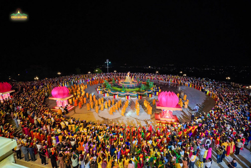 Đêm nhiễu đăng kính mừng Đức Phật đản sinh diễn ra với sự tham gia của đông đảo nhân dân, Phật tử thập phương (Ảnh năm 2022)