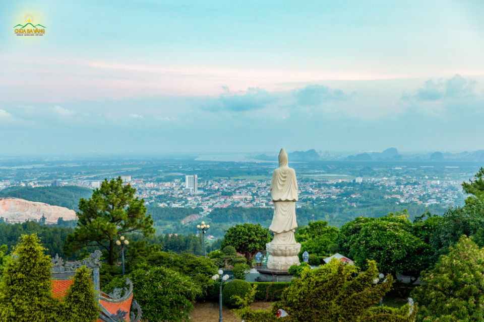 Toàn cảnh thành phố Uông Bí và Bạch Đằng Giang khi nhìn từ phía trên xuống 