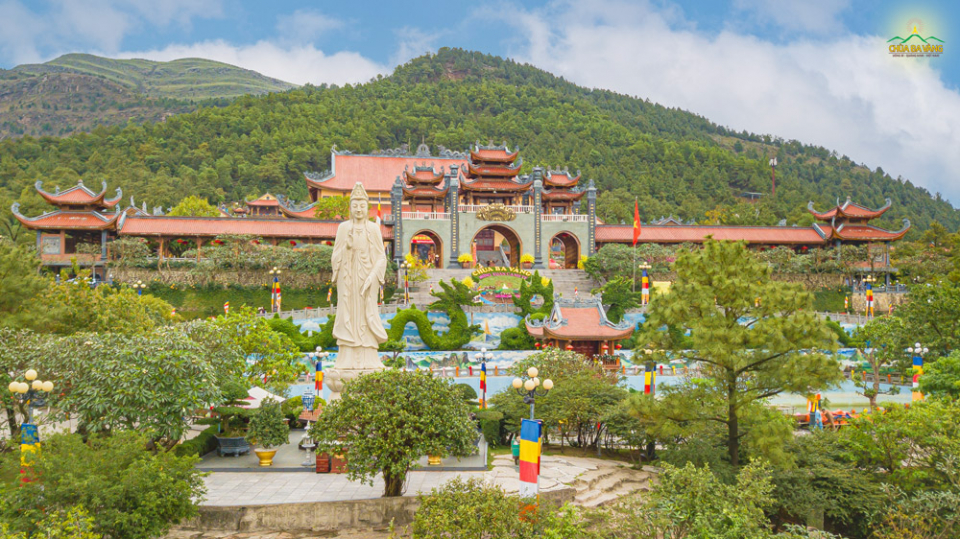 Tượng Quan Thế Âm Bồ Tát tọa lạc trước chùa Một Cột và Hồ bán nguyệt.