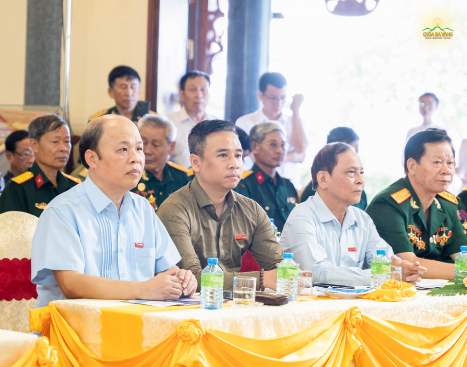 Các cán bộ tòa soạn tạp chí Việt Nam hội nhập tham dự chương trình