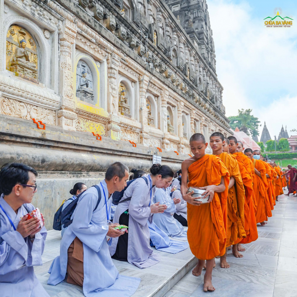 Các Phật tử cung kính dâng cúng vật thực cho chư Tăng tại Bồ đề đạo tràng, Ấn Độ - nơi Đức Phật Thích Ca đã thành đạo.  