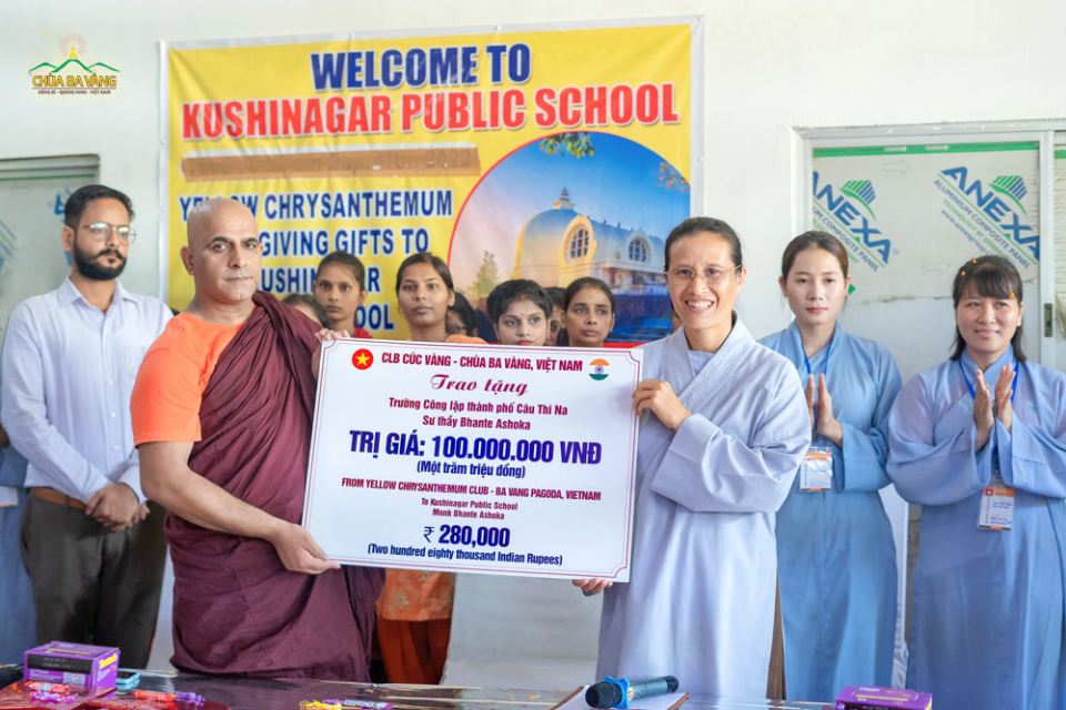 Cô Phạm Thị Yến đại diện cho các Phật tử CLB Cúc Vàng - chùa Ba Vàng trao tặng 100 triệu đồng tới Trường Công lập thành phố Câu Thi Na, Ấn Độ.  