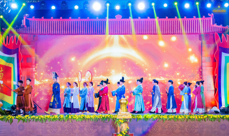   Đêm diễn đã đem đến cho khán giả có cơ hội được chiêm ngưỡng những thiết kế tinh xảo, độc đáo của trang phục vua, quan thời Trần  