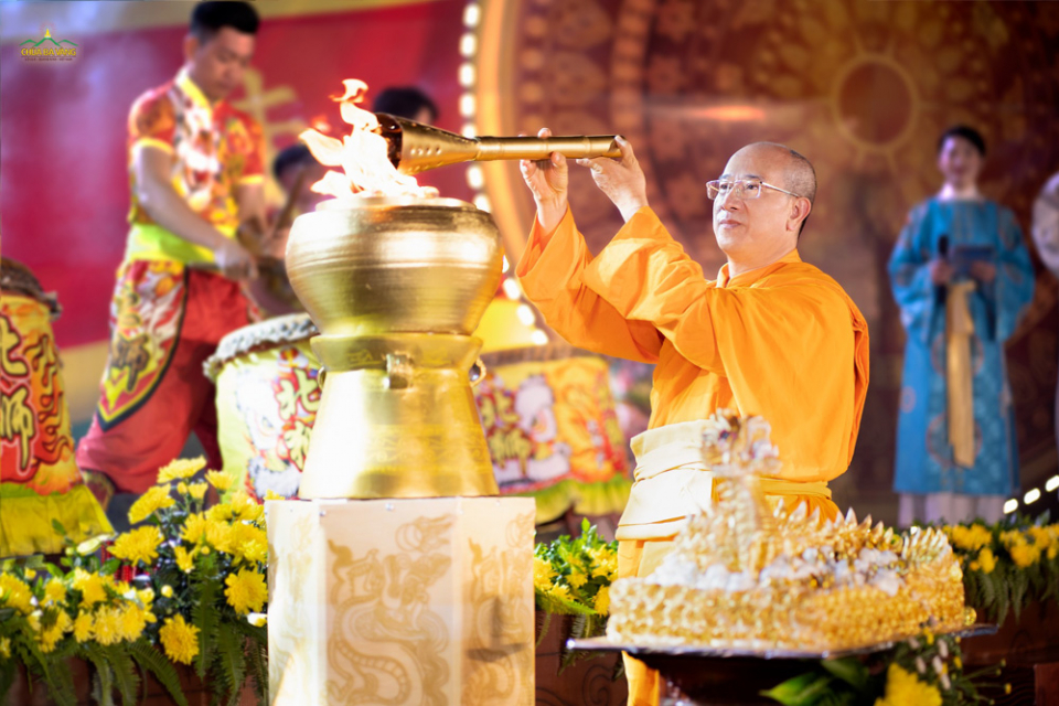 Sư Phụ Thích Trúc Thái Minh châm ngọn đuốc biểu trưng cho tinh thần và sự mạnh mẽ của thời đại Trần Nhân Tông  