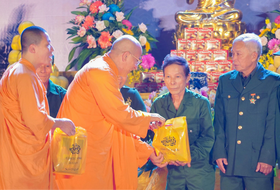 Sư Phụ Thích Trúc Thái Minh trao tặng những phần quà ý nghĩa đến các cựu chiến binh tham dự chương trình