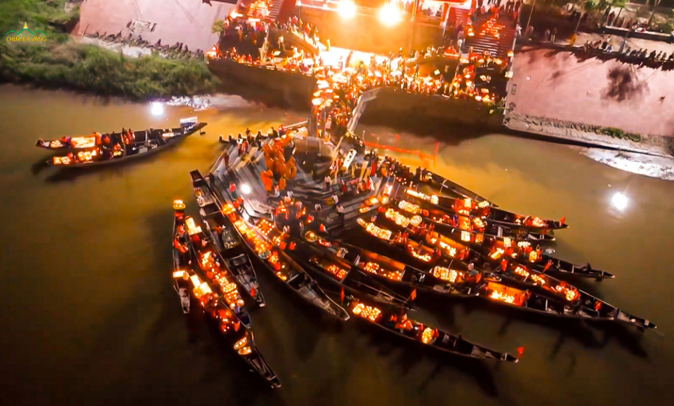 Hàng nghìn ngọn đăng lung linh sáng rực được trở trên những con thuyền bến sông Thạch Hãn