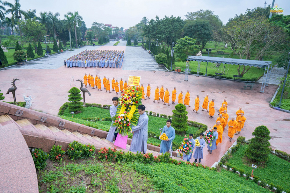Chư Tăng chùa Ba Vàng đi lên Đài tưởng niệm Thành cổ Quảng Trị để dâng hương tri ân những người đã anh dũng ну sinh vì nền hòa bình của quê hương, đất nước