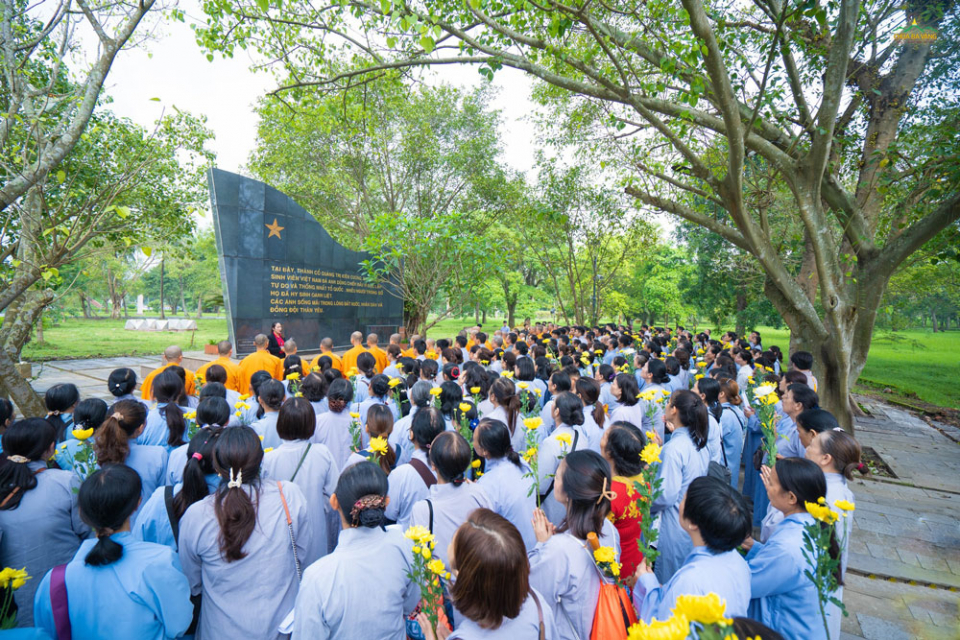 Sư Phụ, chư Tăng và các Phật tử lắng nghe những chia sẻ về di tích lịch sử Thành cổ Quảng Trị