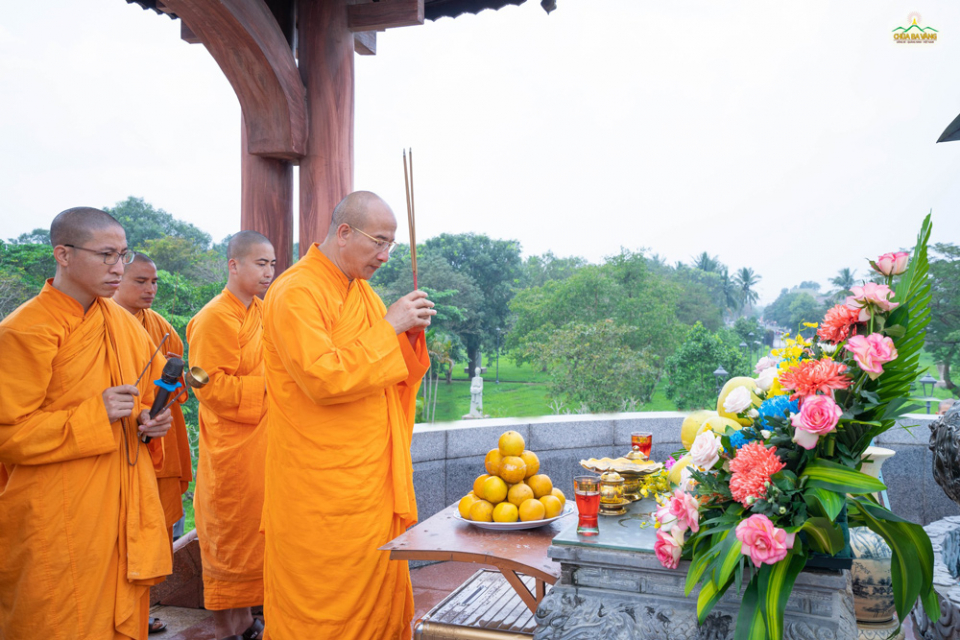 Sư Phụ Thích Trúc Thái Minh dâng hương tại Đài tưởng niệm Thành cổ Quảng Trị