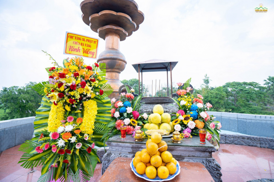 Vật phẩm và những đóa hoa kết tinh từ tâm tri ân của chư Tăng Ni, Phật tử chùa Ba Vàng kính dâng lên anh linh các anh hùng liệt sĩ