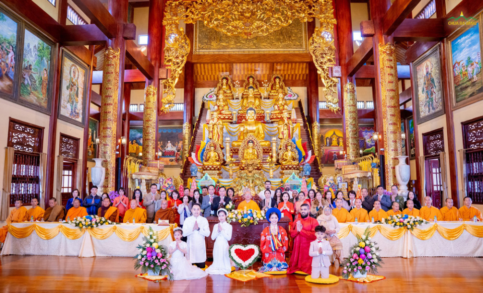 2 đôi tân lang, tân nương chụp ảnh lưu niệm cùng Sư Phụ và chư tôn đức Tăng tại chánh điện chùa Ba Vàng