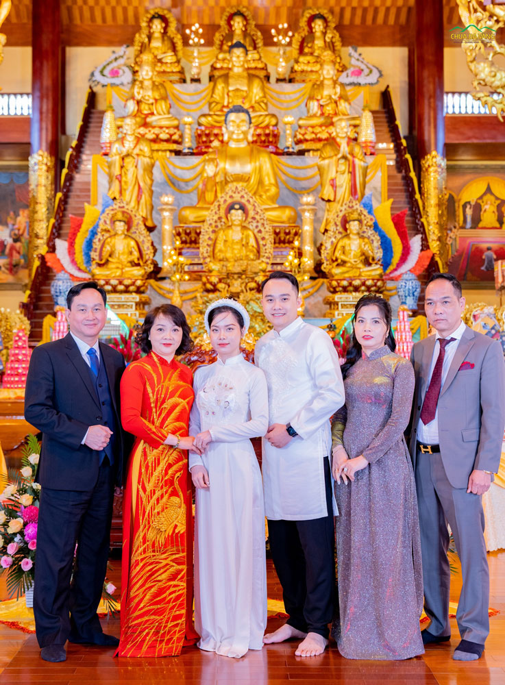 Gia đình tân lang Đặng Hoàng Hải và tân nương Nguyễn Mai Phương chụp ảnh lưu niệm tại lễ hằng thuận chùa Ba Vàng