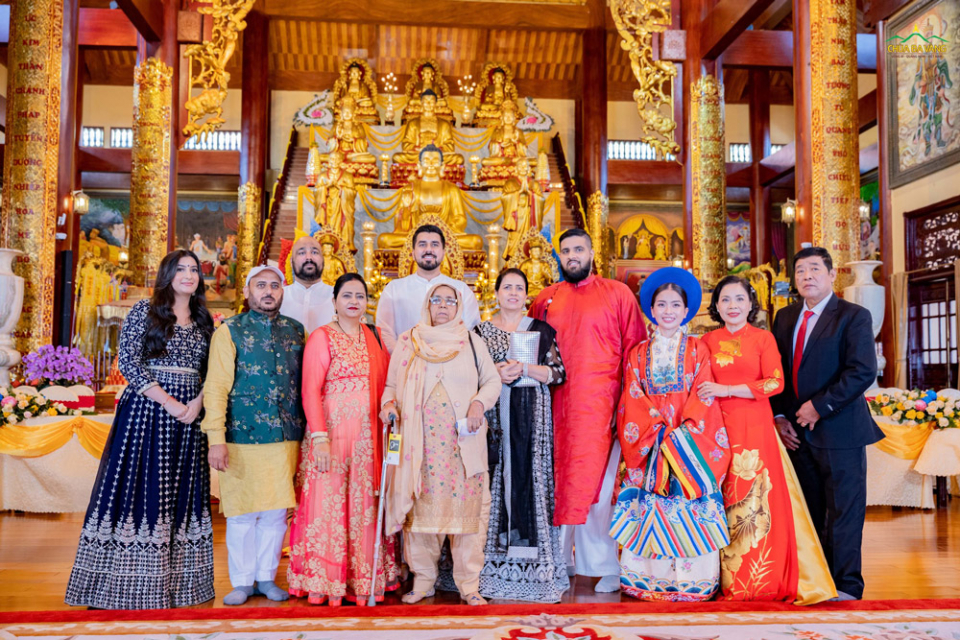 Gia đình tân lang Vishal Rattu và tân nương Nguyễn Thị Thu Trang chụp ảnh lưu niệm tại ngôi Đại Hùng Bảo Điện chùa Ba Vàng