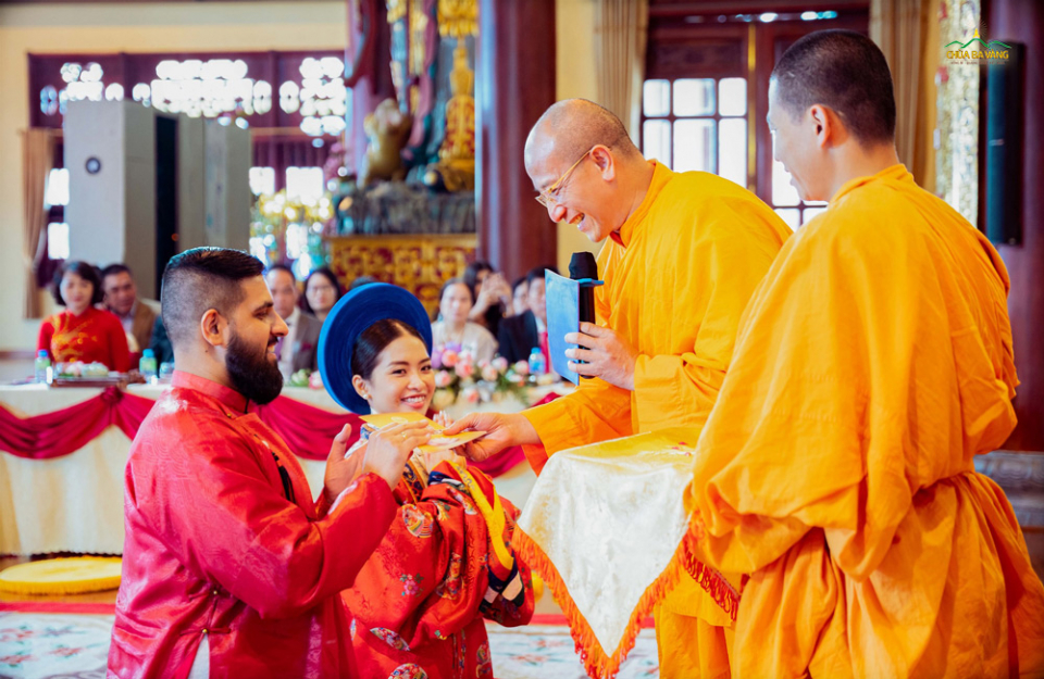 Sư Phụ Thích Trúc Thái Minh trao món quà hằng thuận là những lời dạy của Đức Phật cho tân lang
