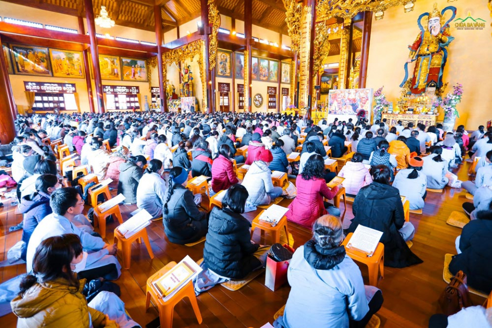Đông đảo nhân dân, Phật tử về chùa Ba Vàng tham dự lễ cầu siêu sáng ngày 29/11/Nhâm Dần