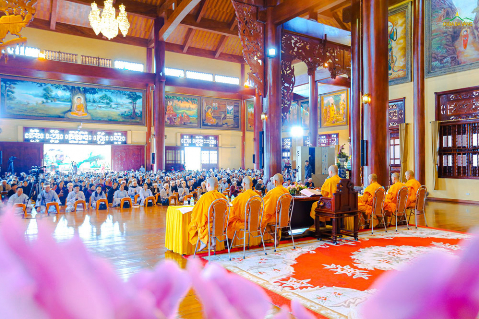 Buổi lễ diễn ra trong không khí trang nghiêm tại ngôi Chính Điện