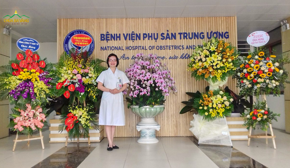Chị Hà Thị Bích Ngà đang công tác tại bệnh viện Phụ sản Trung Ương đã thực hành theo cách tỉa chân nhang đơn giản